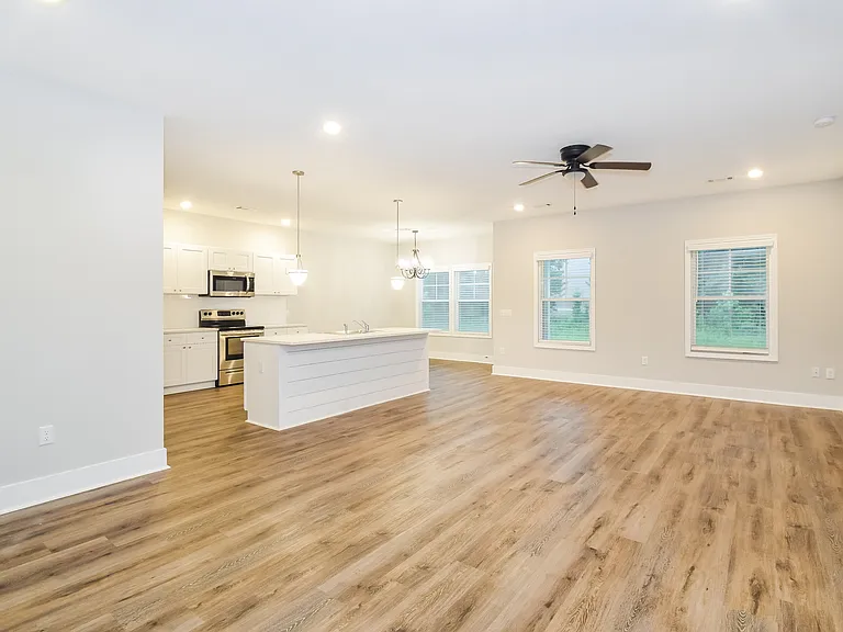 77 Laura Ct — Photo 3
