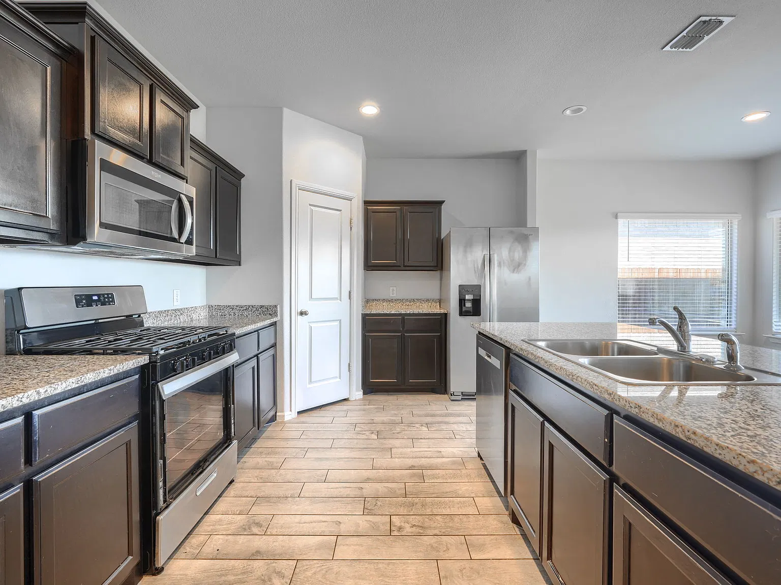 4 bed, 1587 sqft, $2,299 — Photo 3