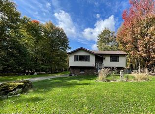 125 Hazelton Dr, Greentown, PA 18426