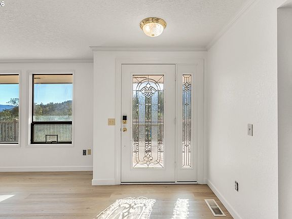 5th image of 1386 Arcadia Dr