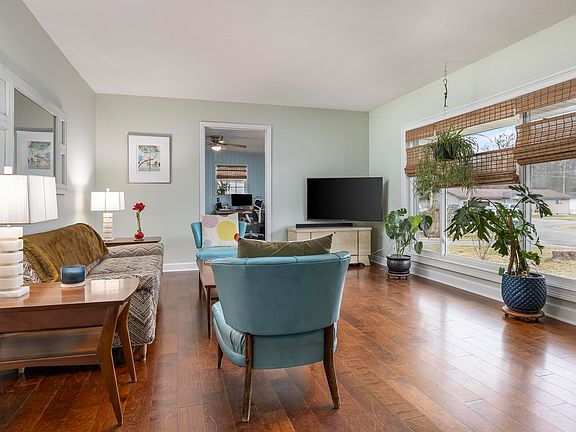 5th image of 248 Sharon Cir
