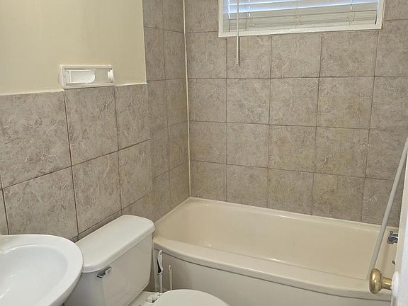 4th image of 3747 1st St SE
