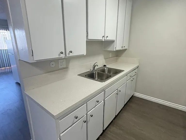 Cordova Apartments — Photo 30