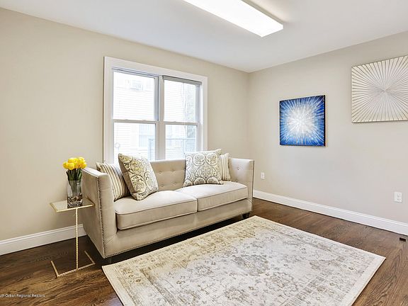 4th image of 170 Melville Ave
