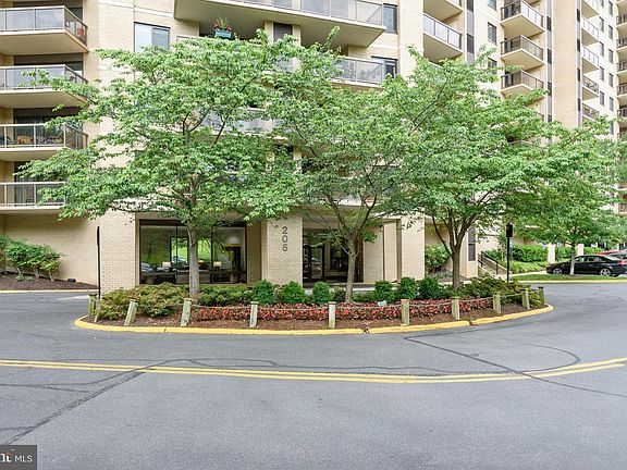 2nd image of 205 Yoakum Pkwy Unit 1124