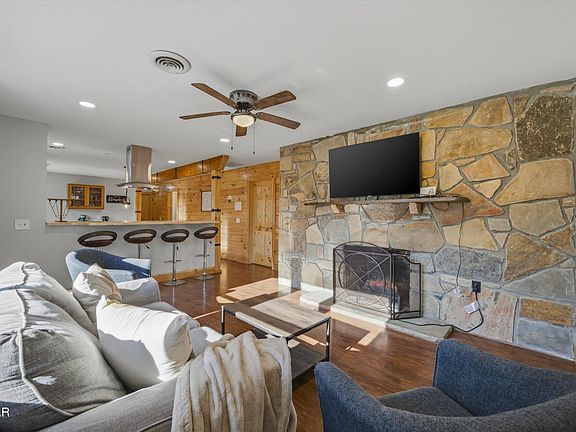 4th image of 1613 Lake Dr