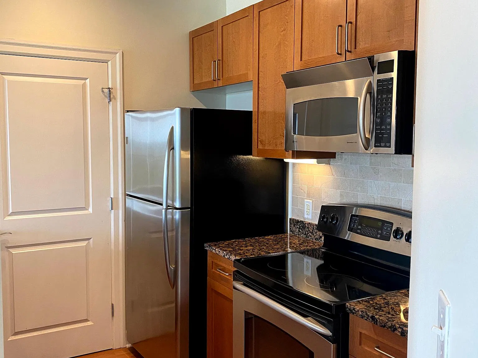 1 bed, 910 sqft, $2,200 — Photo 2