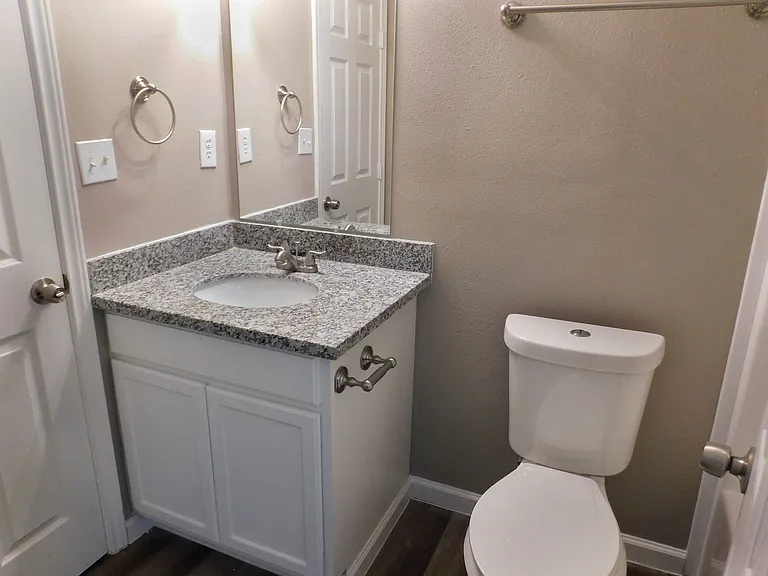 152 Varsity Dr — Photo 5