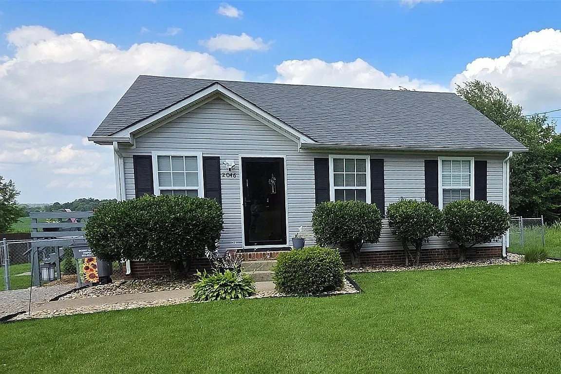 3 bed, 1.5 bath, 1000 sqft, $1,200 — Photo 1