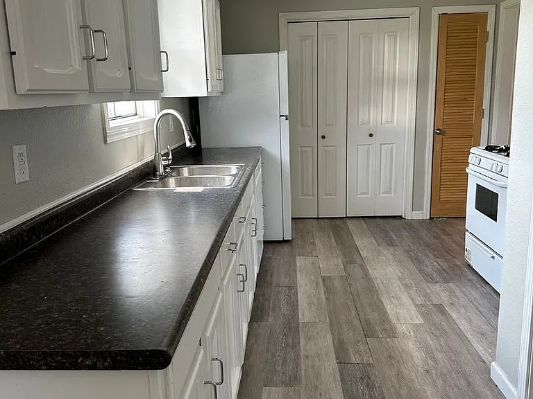 2211 S Sergeant Ave — Photo 4