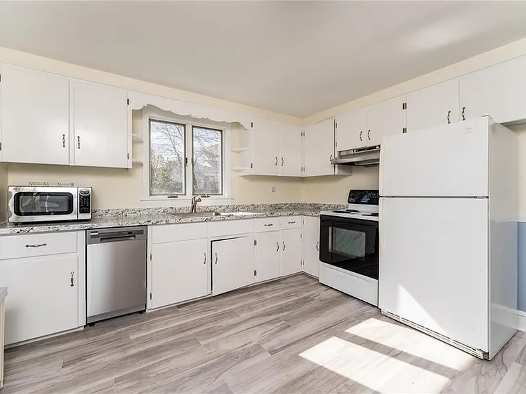 95 Douglas Ave — Photo 8