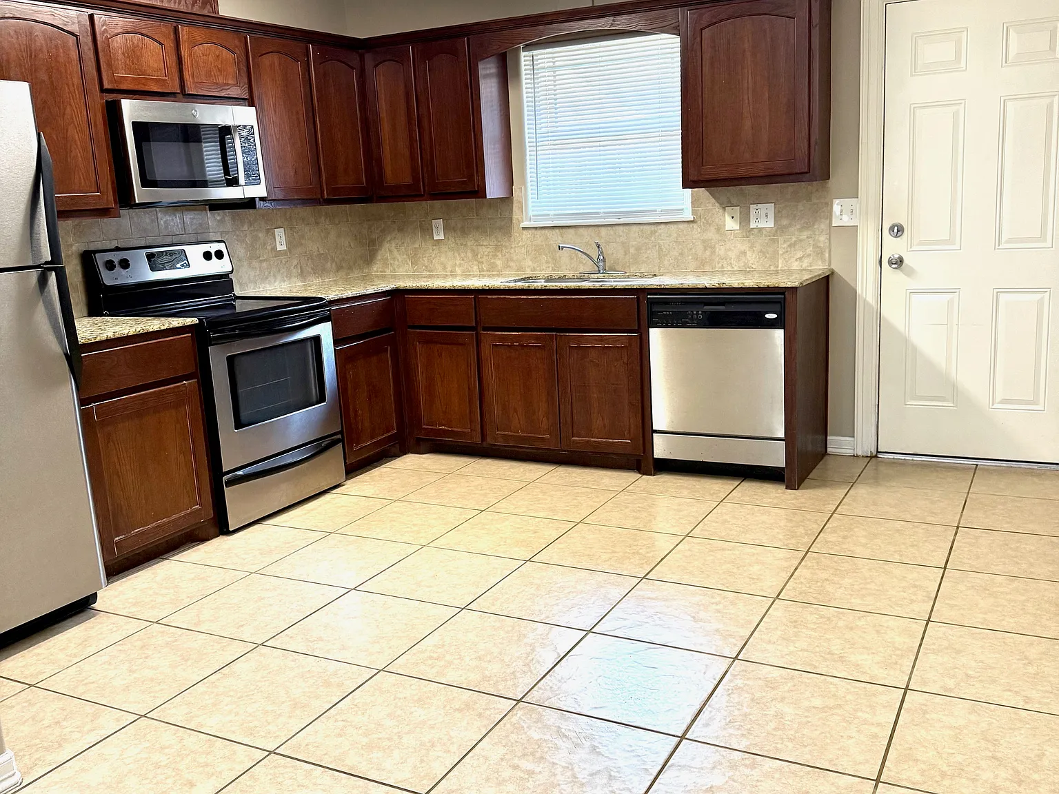 3 bed, $1,200 — Photo 1