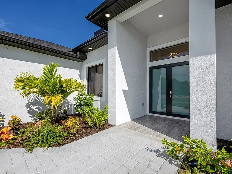1007 SW Embers Ter — Photo 2