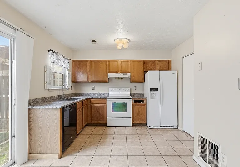 72 Chelmsford Ct — Photo 5