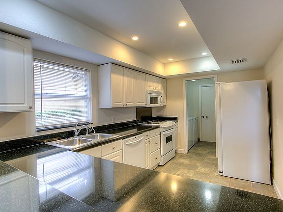 4th image of 19117 E Lake Dr