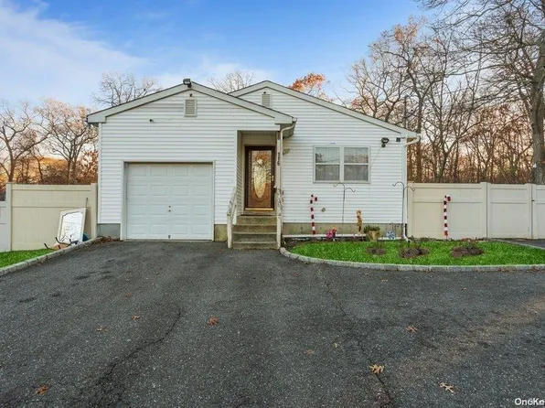 116 Cedar Lane, Medford, NY 11763