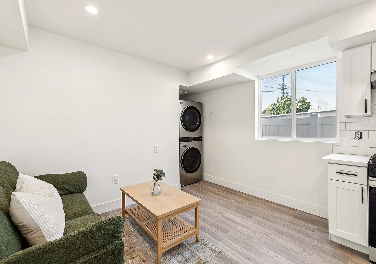 MH 1252 W 37th St — Photo 2