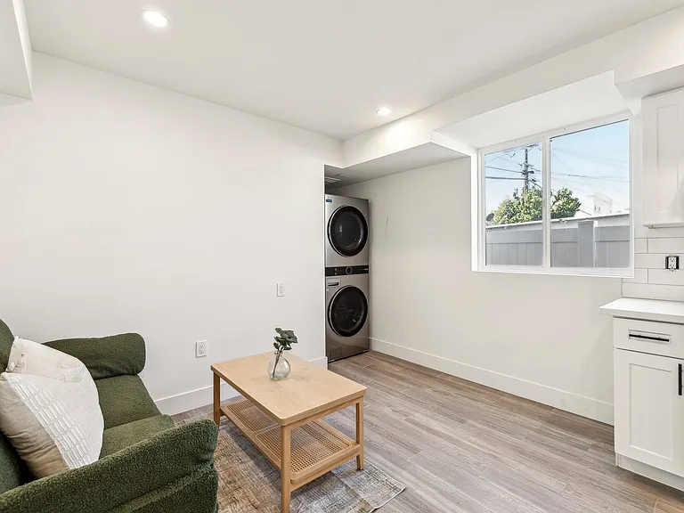 Leo P 3437 S Catalina St — Photo 19