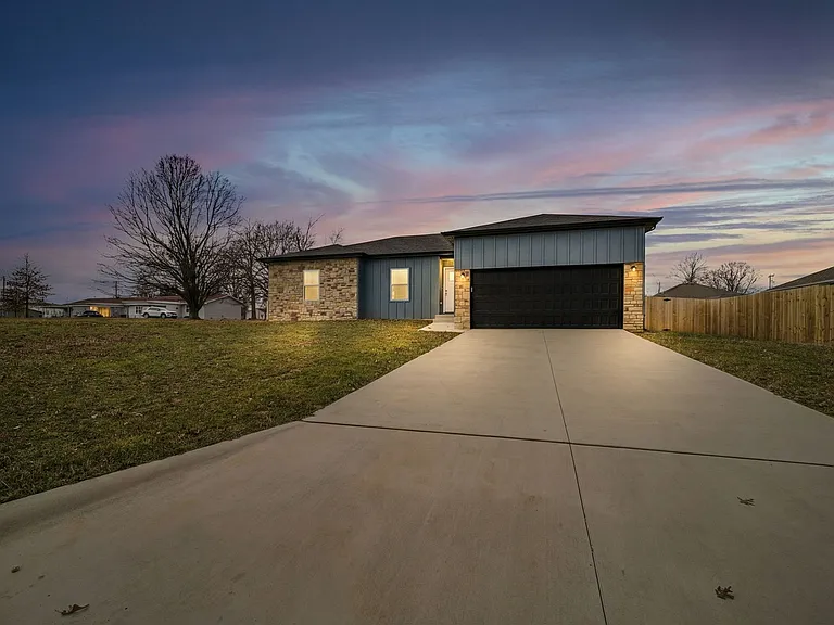 655 E Forest St — Photo 1