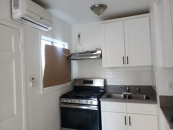 3rd image of 215 E 67th St