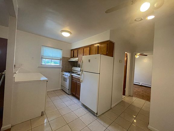 3rd image of 1292 Waring Ave #1