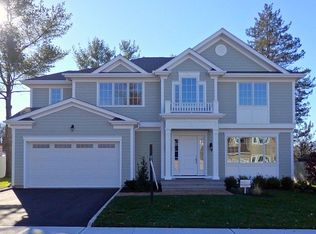 3 Iris Ln, Syosset, NY 11791