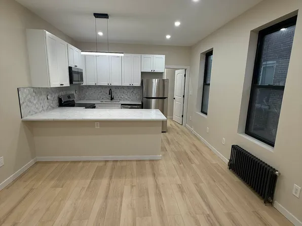 33-10 31st Avenue image 1 of 7