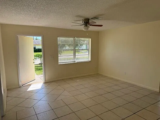 3 bed, 1.0 bath, 1050 sqft, $2,200 — Photo 4