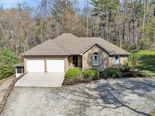 499 Cahas Ln, Boones Mill, VA 24065
