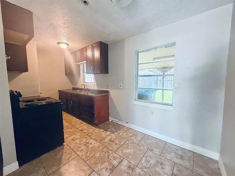 12211 Wessex Dr — Photo 10
