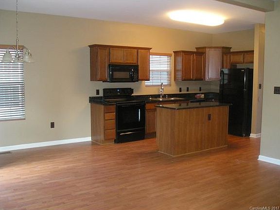 3rd image of 109 High Bluff Cir