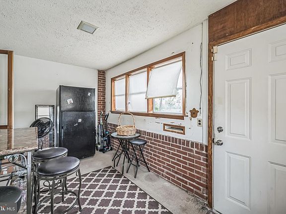 5th image of 222 Holly St