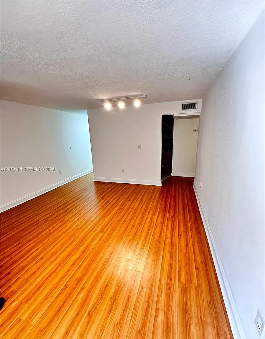 Grove Gardens Condo — Photo 2