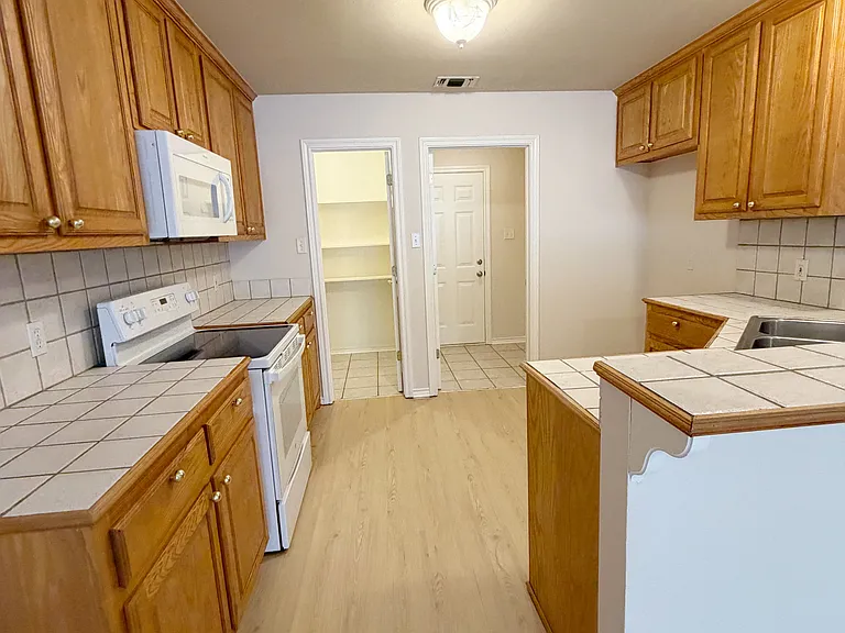 307 Sunset Blvd — Photo 12