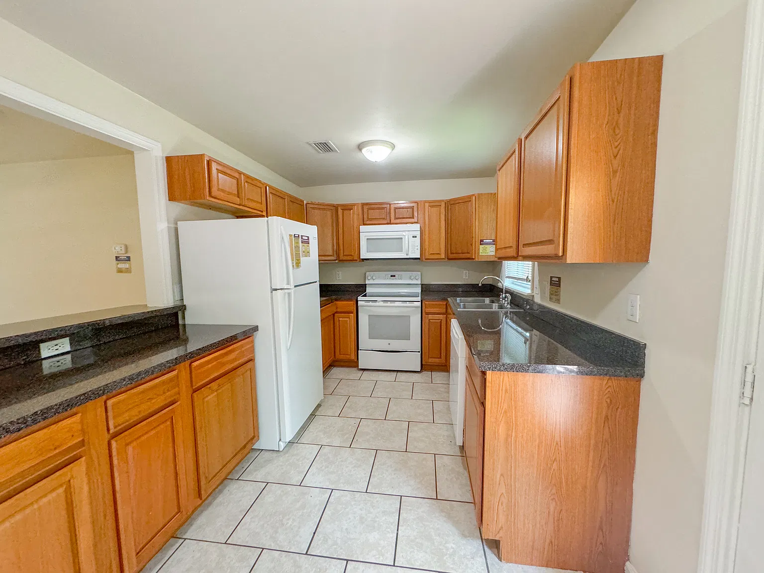 3 bed, 1200 sqft, $2,040 — Photo 4