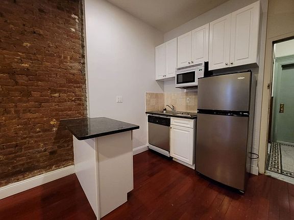 5th image of 256 E 10th St APT 3C