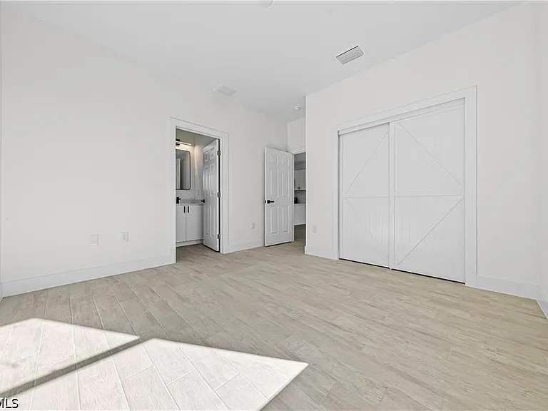 2220 Kenneth Ave S — Photo 10