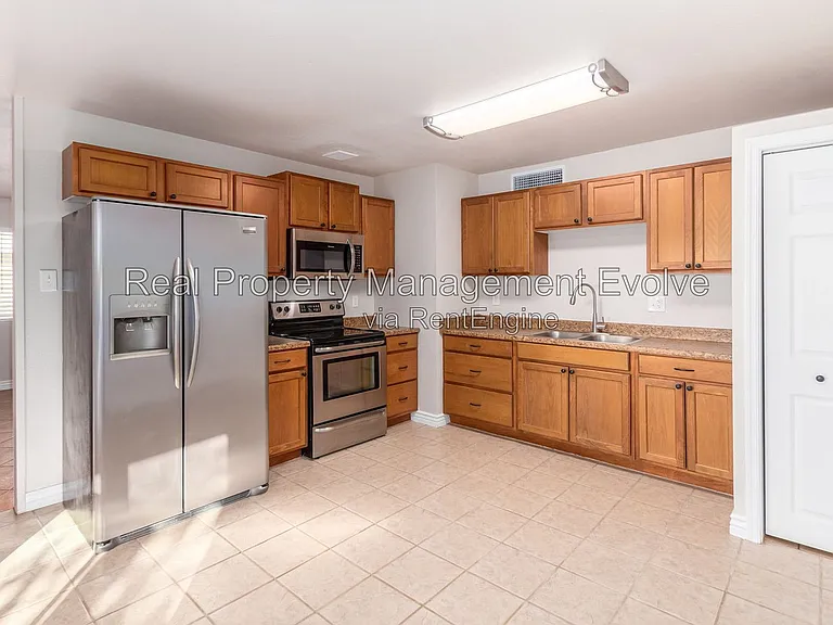 5438 S 46th Pl — Photo 11