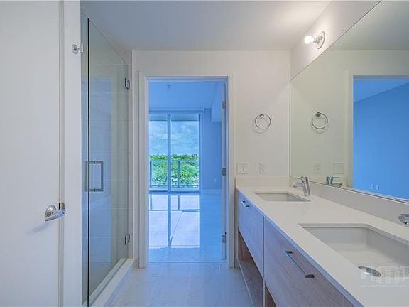 4th image of 16385 Biscayne Boulevard #405