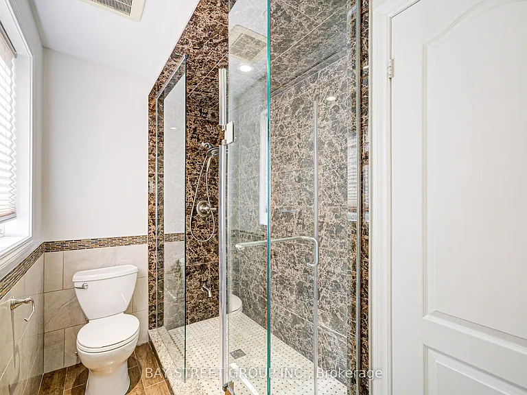 43 Tower Bridge Cres — Photo 17