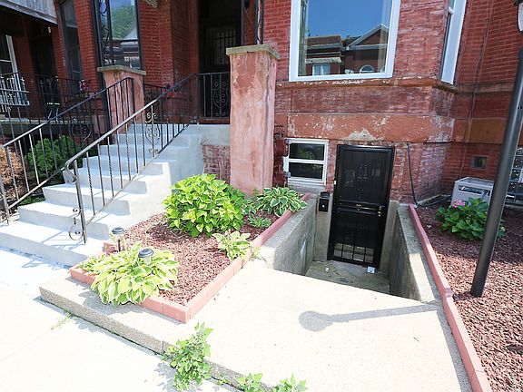 3rd image of 823 E 47th Pl