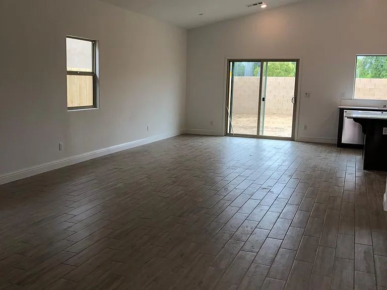 355 N McArthur Ave — Photo 3