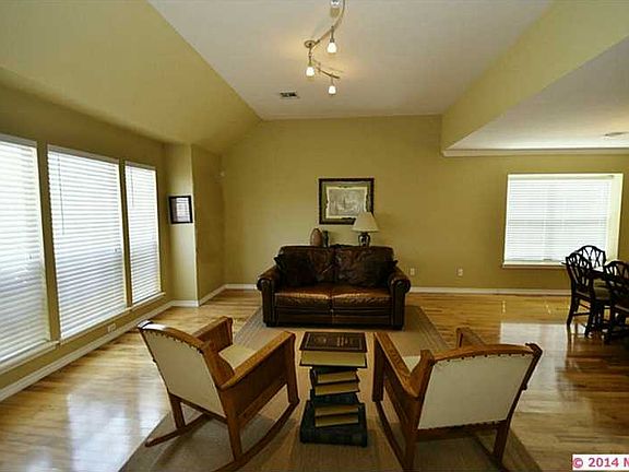 4th image of 2456 S Tamarack Ave