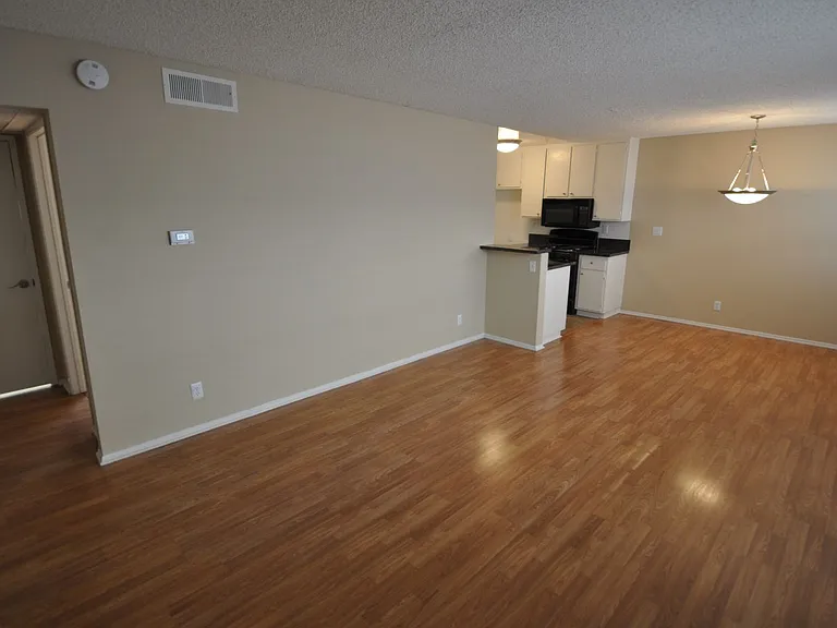5921 Whitsett Ave — Photo 2