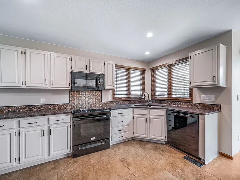 6793 Blackhawk Ct — Photo 32