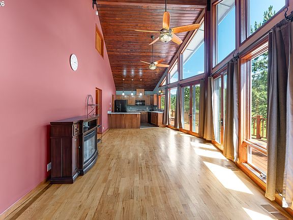 4th image of 140 Old County Ln