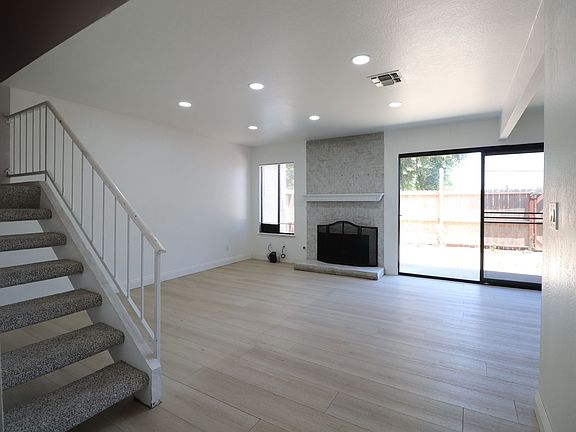 5th image of 432 N Center Ct