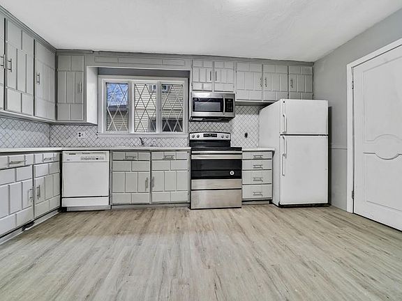 3rd image of 70 Marlboro St