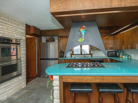 5th image of 251 Leonard Ave