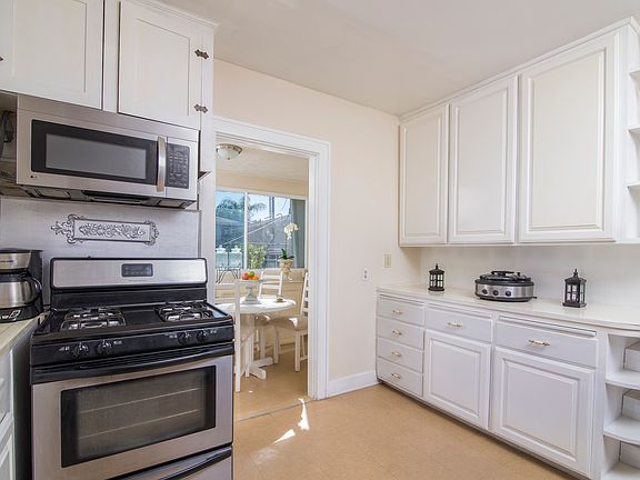 4th image of 557 W D St